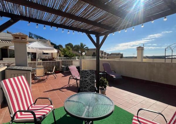 Chalet pareado en calle Salvador Dalí