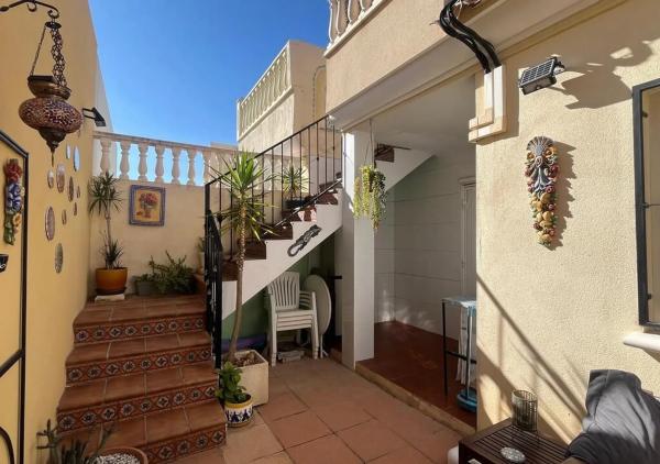 Chalet pareado en calle Salvador Dalí