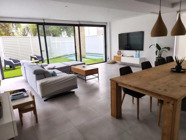 Chalet pareado en calle Dinamarca