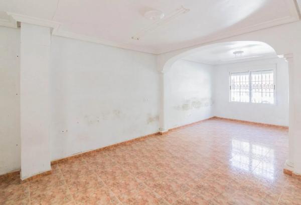 Casa independiente en avenida de la Constitución