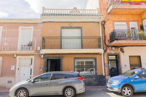 Casa independiente en avenida de la Constitución
