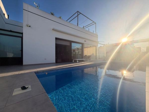 Casa independiente en calle Escritor José Pastor