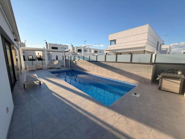 Casa independiente en calle Escritor José Pastor