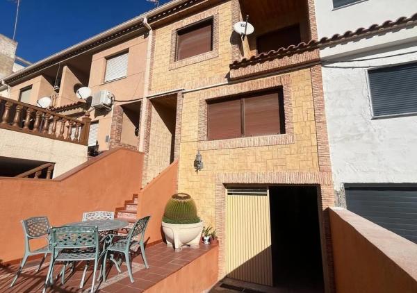 Chalet pareado en calle San Miguel