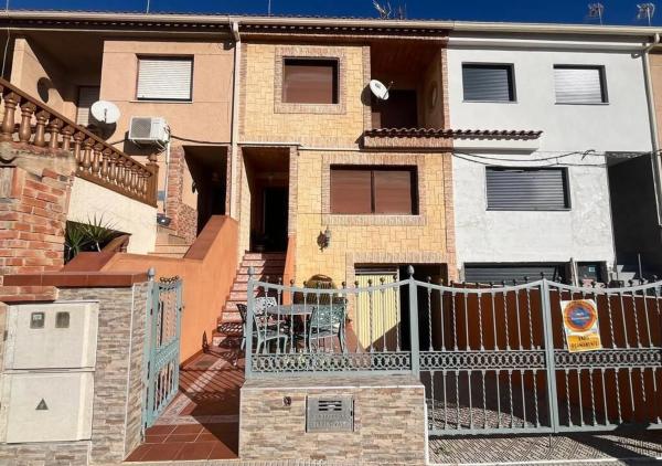 Chalet pareado en calle San Miguel