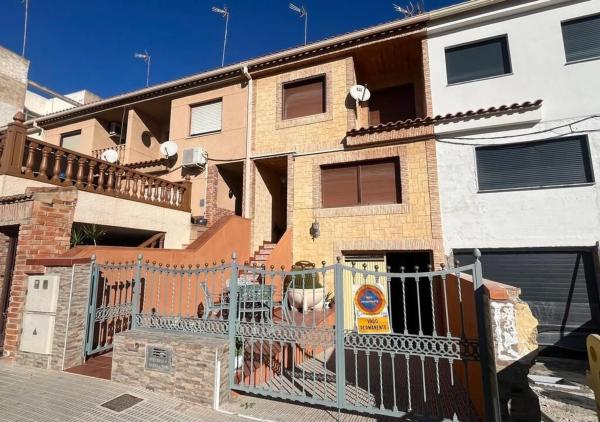 Chalet pareado en calle San Miguel