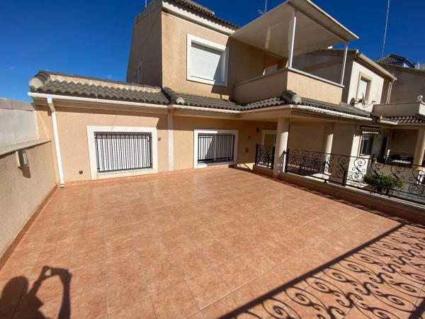 Chalet pareado en calle San Miguel