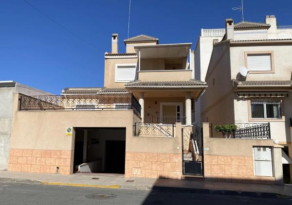 Chalet pareado en calle San Miguel