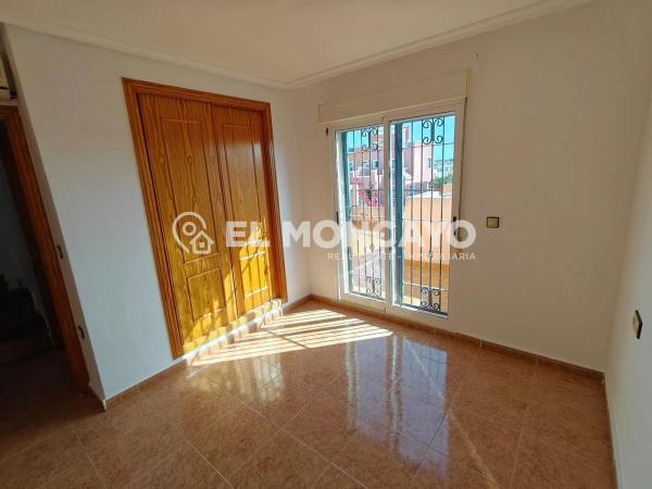 Chalet adosado en calle Amapola