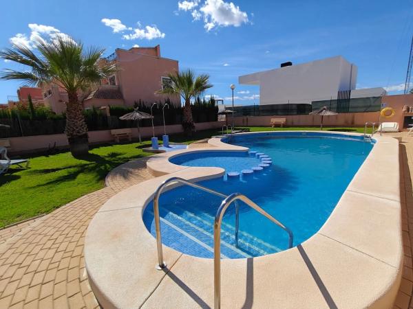 Chalet pareado en calle Amapola