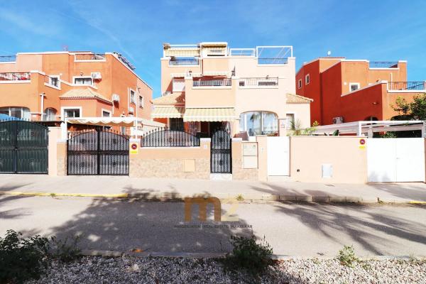 Chalet pareado en calle Clavellina