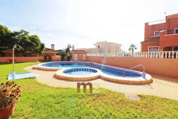 Chalet pareado en calle Clavellina