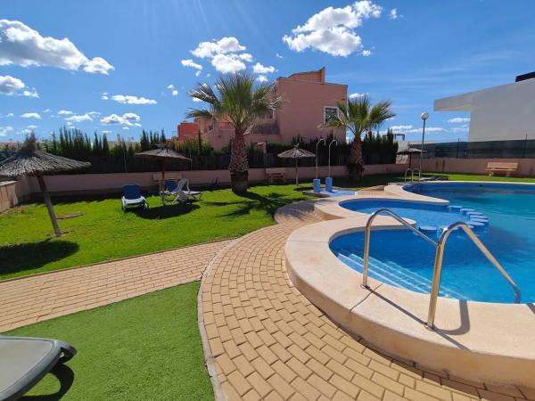 Chalet adosado en calle Amapola, 27