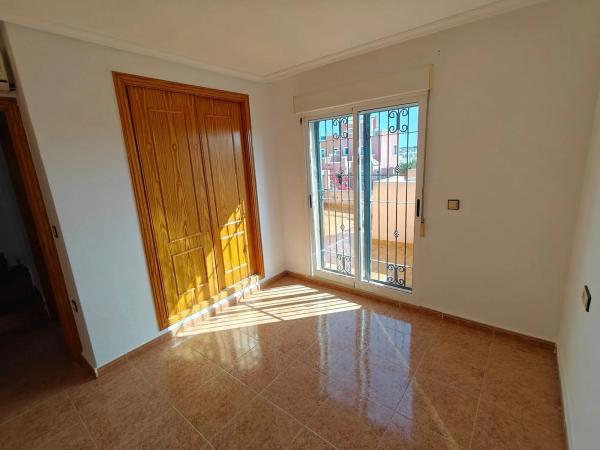 Chalet adosado en calle Amapola, 27