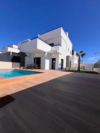 Casa independiente en calle Mandarino