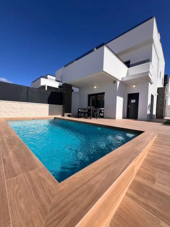 Casa independiente en calle Mandarino