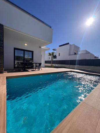 Casa independiente en calle Mandarino