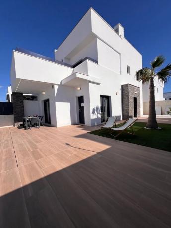 Casa independiente en calle Mandarino