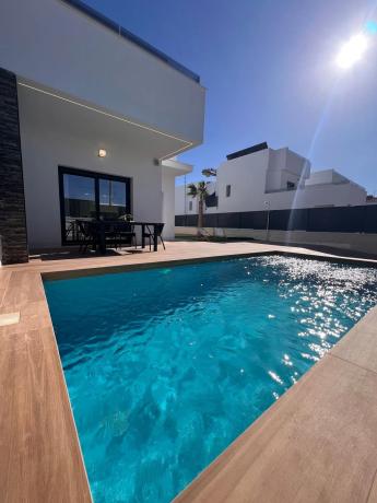 Casa independiente en calle Mandarino