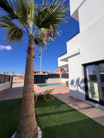 Casa independiente en calle Mandarino