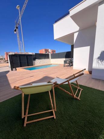 Casa independiente en calle Mandarino