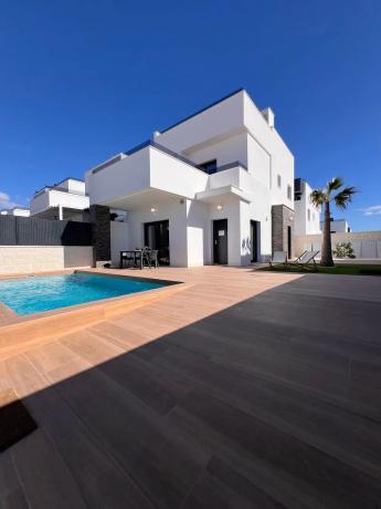 Casa independiente en calle Mandarino