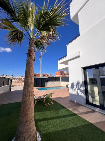 Casa independiente en calle Mandarino