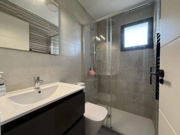 Casa independiente en calle Salvador Rueda Cmor