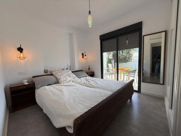 Casa independiente en calle Salvador Rueda Cmor