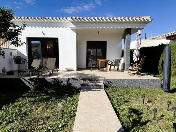 Casa independiente en calle Salvador Rueda Cmor