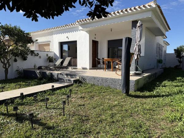 Casa independiente en calle Salvador Rueda Cmor