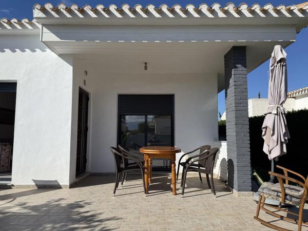 Casa independiente en calle Salvador Rueda Cmor