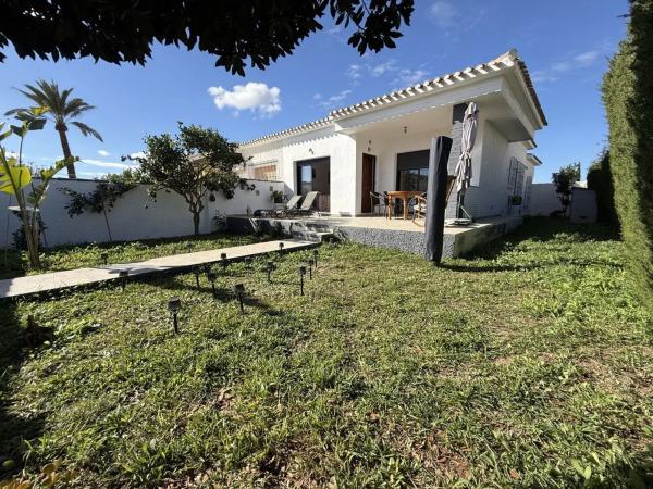 Casa independiente en calle Salvador Rueda Cmor