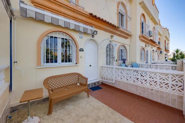 Casa independiente en calle Pluton