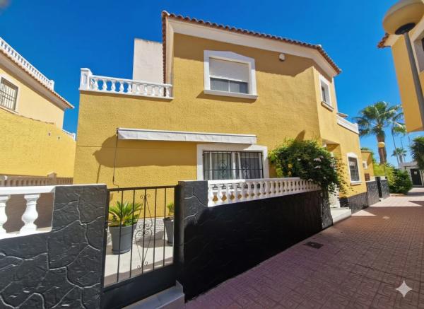 Chalet adosado en calle Pavo Real, 1