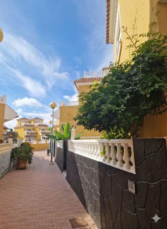 Chalet adosado en calle Pavo Real, 1