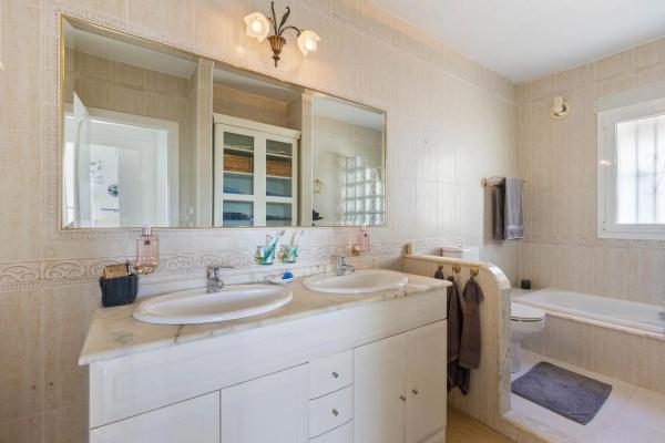 Chalet adosado en calle Parana, 2