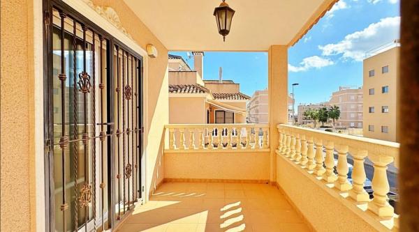 Chalet adosado en calle Comino