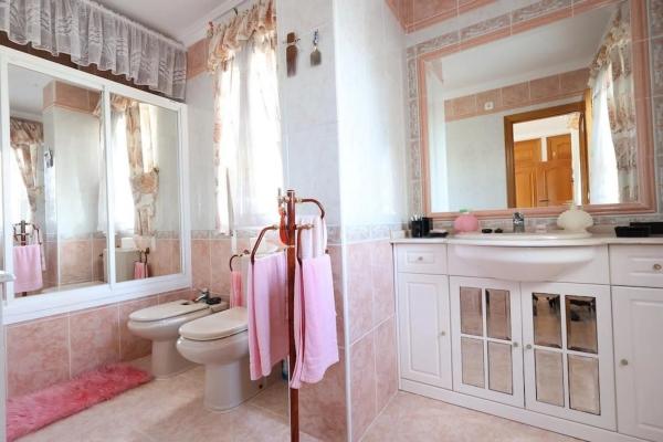 Casa independiente en calle los Pirineos