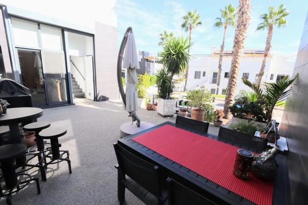 Chalet pareado en calle Dardanelos