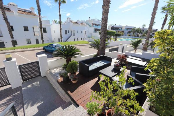 Chalet pareado en calle Dardanelos