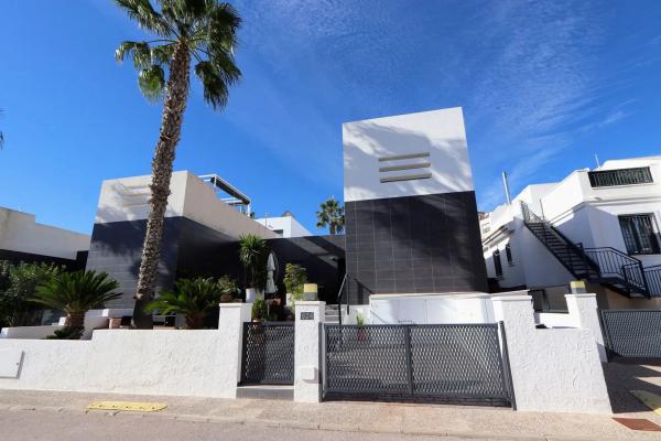 Chalet pareado en calle Dardanelos