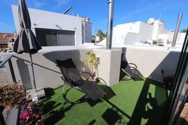 Chalet pareado en calle Dardanelos