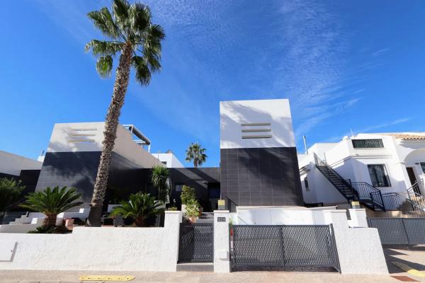 Chalet pareado en calle Dardanelos