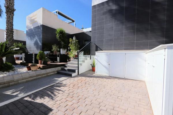 Chalet pareado en calle Dardanelos