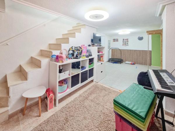 Chalet adosado en calle Pomelo