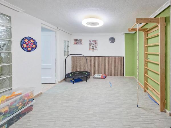 Chalet adosado en calle Pomelo