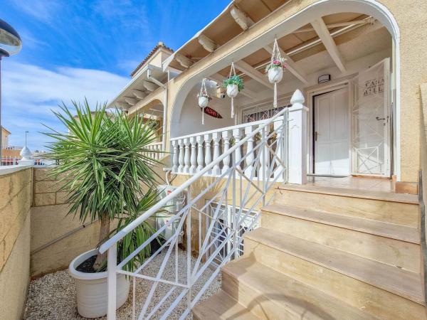 Chalet adosado en calle Pomelo