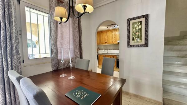 Chalet adosado en calle Abeto, 92