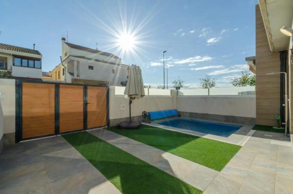 Chalet pareado en calle Pegaso, 62